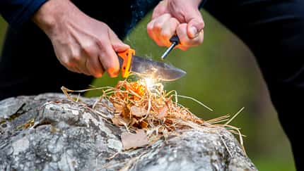 Messer und Feuerstahl zum Entzünden eines Zunders