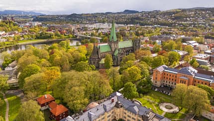 Nidarosdom und Innenstadt von Trondheim, Norwegen, Panoramablick aus der Luft Nidarosdom und Innenstadt von Trondheim, Norwegen, Panoramablick aus der Luft