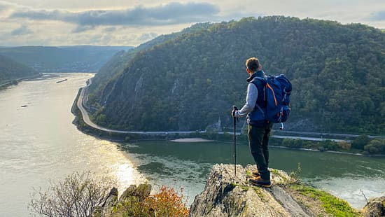 Wandern mit Blick auf den Rhein im Mittelrheintal