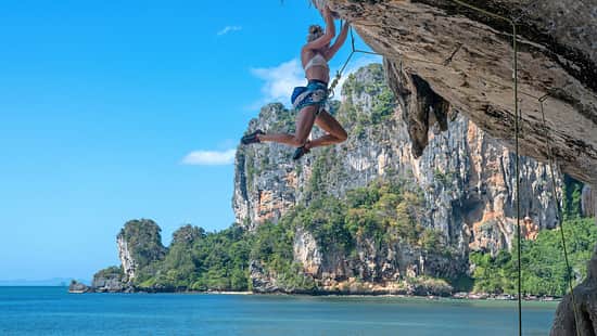 Tropenklettern am Meer in Thailand