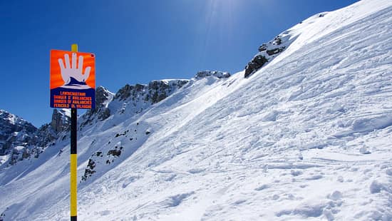 Lawinenwarnschild in den Alpen