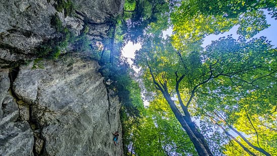Wir ­ stellen euch die schönsten Felsen für entspannte Klettertage in Deutschland vor.