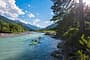 Kanufahrer auf Fluss im Lechtal