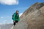 Wanderin in den Bergen mit Rucksack