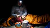 Licht im Dunkeln: Eine Stirnlampe ist beim Trekking ideal