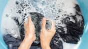 Phornphan Pradittiemphon / EyeEm via Getty Images: Wäsche die von Hand gewaschen wird.