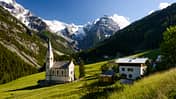 Die Kirche in Trafoi - im Hintergrund der Ortler