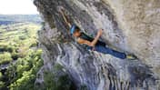 Angy Eiter klettert in der Bat Cave bei Buzet, Kroatien