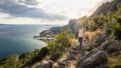 Woman hiking on sea coast Kroatien Küste Meer Frau wandern Wandererin