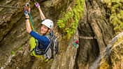 Frau am Klettersteig 
