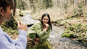 Zwei Frauen putzen Zähne am Bach