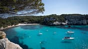 Menorca Balearen Balearische Insel Strand Meer Boote Bucht Cala Mararella in Ciutadella 