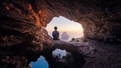 Cova de Llevant Höhle Blick auf Es Vedrà Ibiza Balearische Inseln Balearen Spanien Urlaub Strand Küste Meer Wandern
