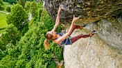 Selena Schmidt in Kurt Alberts Klassiker Power of Love (9-) an der Dachlwand, Trubachtal, im Frankenjura