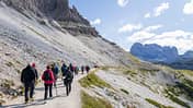 Viele Wanderer an den Drei Zinnen in den Dolomiten Viele Wanderer an den Drei Zinnen in den Dolomiten