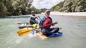 Floßbau: auf einem Floß ein Stück die Isar hinabfahren