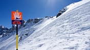 Lawinenwarnschild in den Alpen Lawinenwarnschild in den Alpen