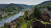 Neckarsteig Weitwanderweg Mehrtagestour Wanderung Mai Baden-Württemberg Hessen Odenwald Neckartal Schloss Hirschhorn Blick auf die Stadt und den Neckar vierte Etappe