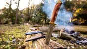 Messer im Baumstamm, Lagerfeuer, Bushcraft