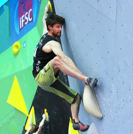 KL Jan Hojer demonstriert Beweglichkeit beim Bouldern KL Jan Hojer demonstriert Beweglichkeit beim Bouldern