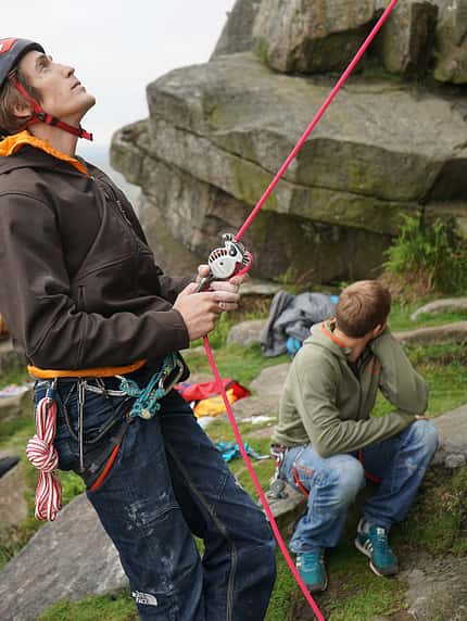 KL James Pearson sichert mit dem Wild Country Revo KL James Pearson sichert mit dem Wild Country Revo