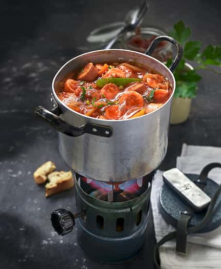 Camp Cooking: One-Pot Gerichte für kalte Tage am Lagerfeuer Camp Cooking: One-Pot Gerichte für kalte Tage am Lagerfeuer