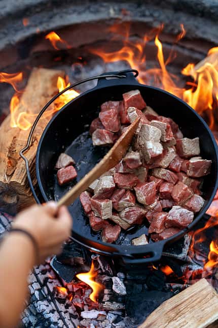 Camp Cooking: One-Pot Gerichte für kalte Tage am Lagerfeuer Camp Cooking: One-Pot Gerichte für kalte Tage am Lagerfeuer
