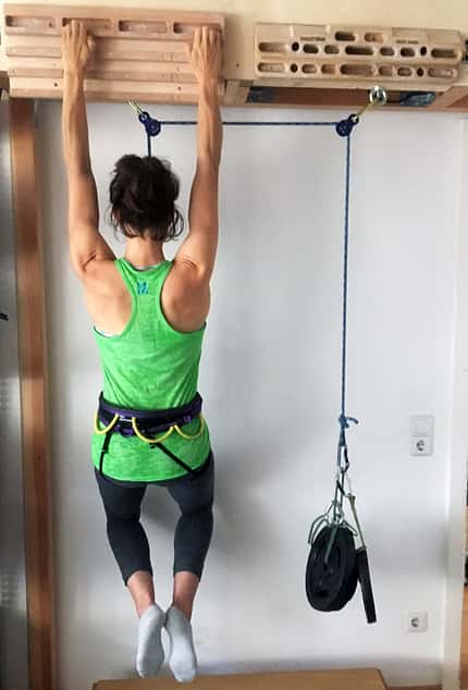 Finger-Reha am Trainingsboard mit Entlastung über Flaschenzugsystem Finger-Reha am Trainingsboard mit Entlastung über Flaschenzugsystem
