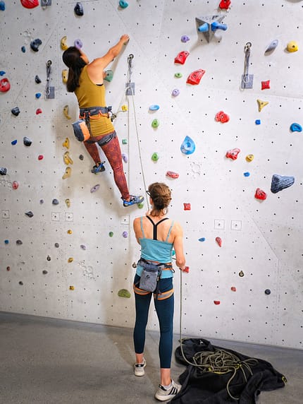 Vorstieg klettern in der Kletterhalle Vorstieg klettern in der Kletterhalle