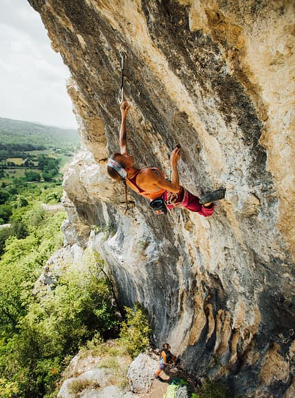 Angy Eiter klettert in der Bat Cave bei Buzet, Kroatien Angy Eiter klettert in der Bat Cave bei Buzet, Kroatien
