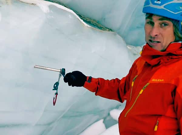 Eiskletter-Knowhow: Bergführer Michi Wärthl zeigt Einrichten von Abalakov-Schlinge